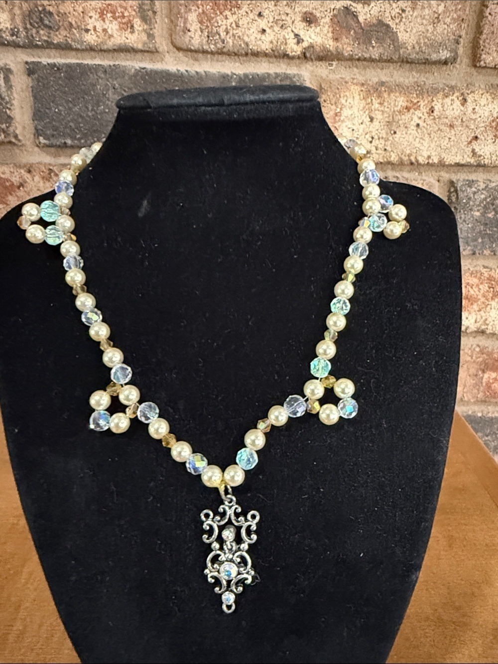 Vintage faux champagne pearls & Aurora Borealis necklace with silvertone pendant